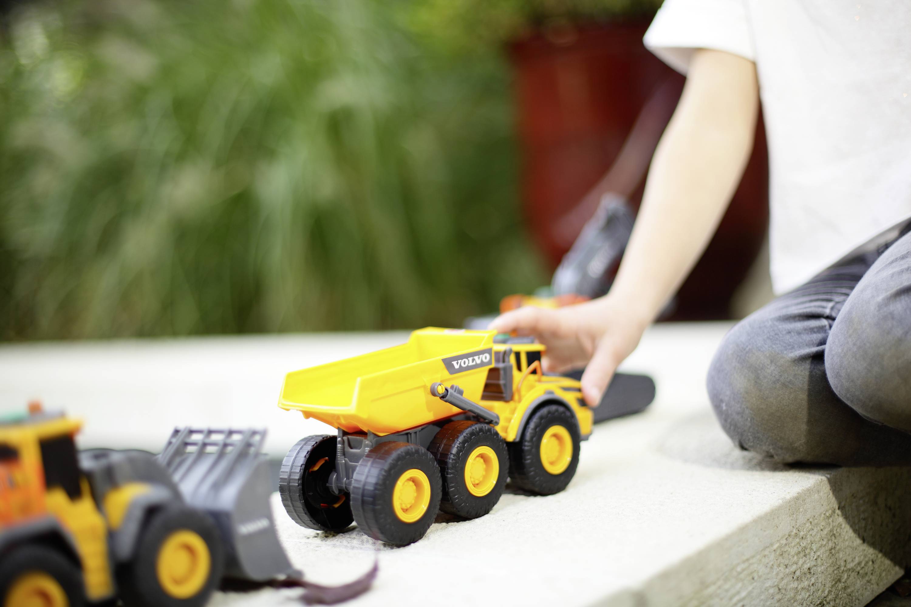 Модель будівельної машини Volvo від Dickie Toys, зчленовані самоскиди, готова модель будівельної машини