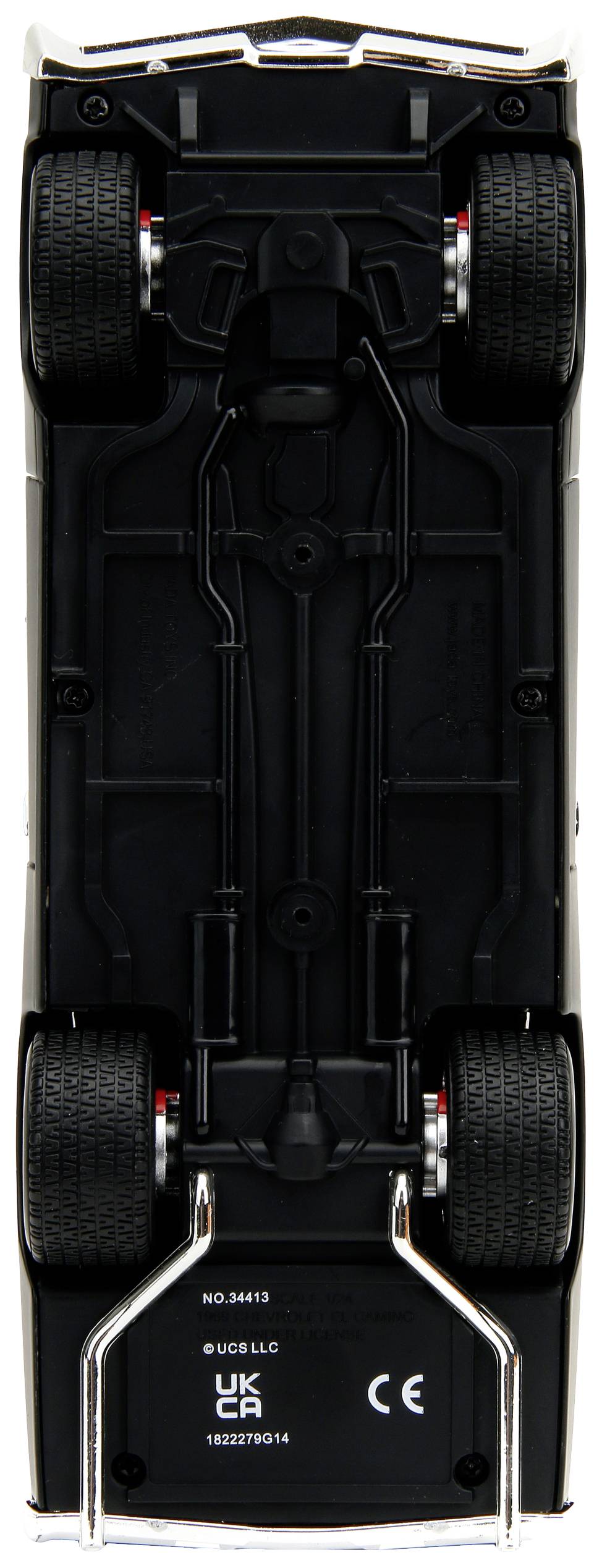 Widok modelu samochodu od spodu, ukazujący podwozie, koła i układ wydechowy.