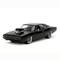 Czarny model samochodu o muskularnej sylwetce z dużym silnikiem widocznym na masce, sfotografowany na neutralnym tle.