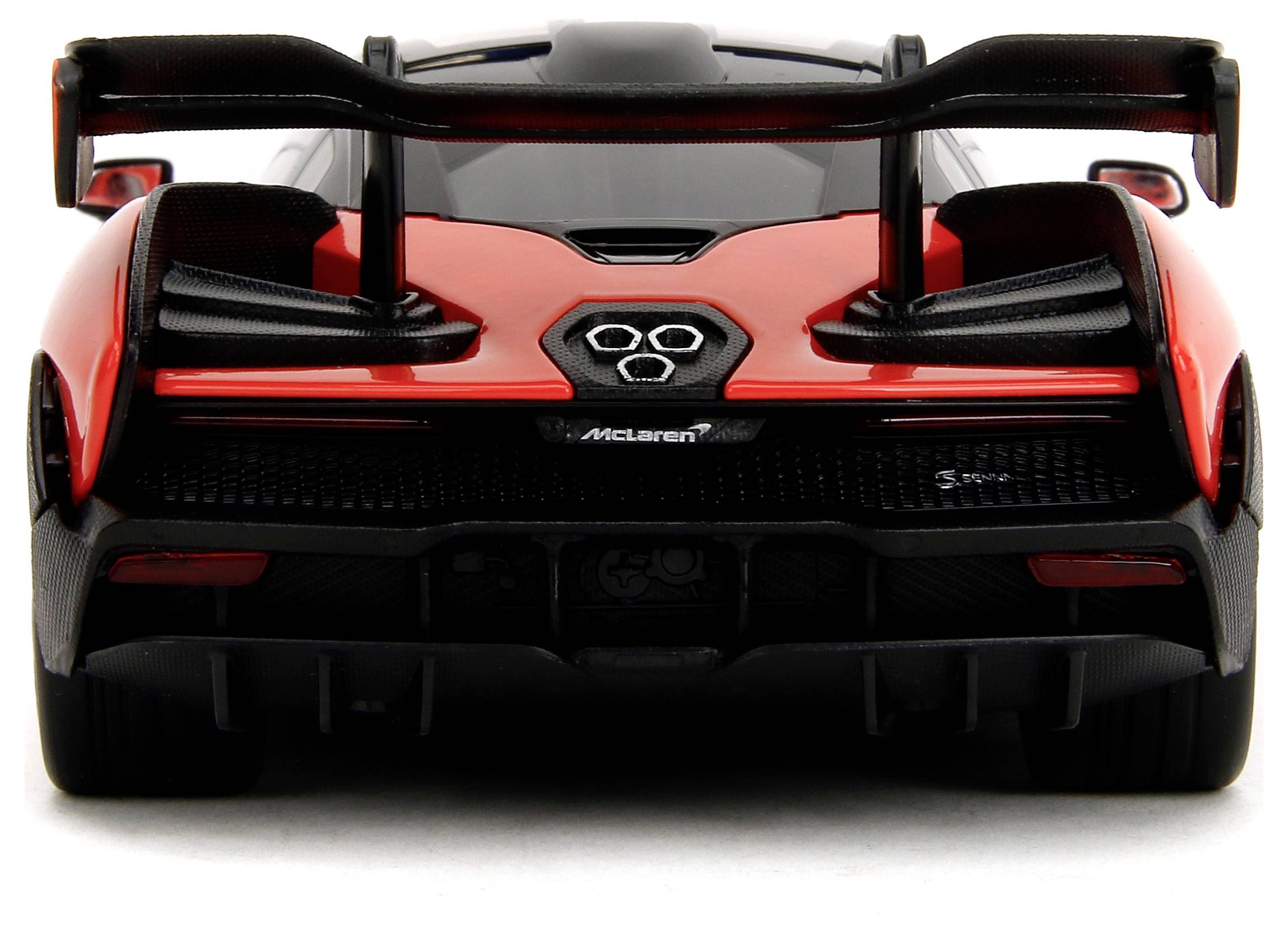 Samochód sportowy widziany od tyłu, agresywny design, duży spojler, czerwone nadwozie.