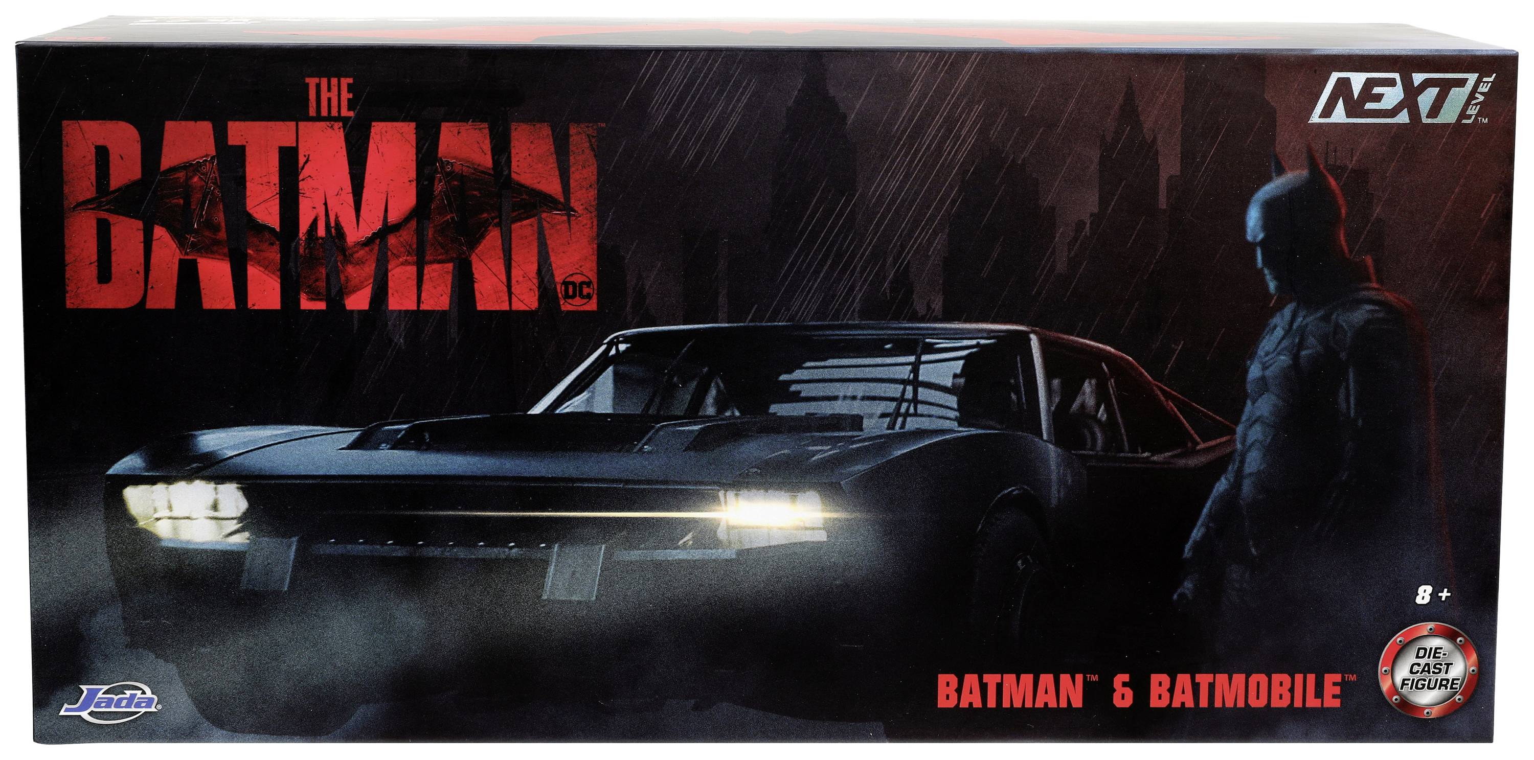 Zestaw zabawkowy 'Batman' przedstawiający figurkę Batmana i Batmobil w ciemnym, burzowym otoczeniu. Odpowiedni dla dzieci powyżej 8 roku życia.