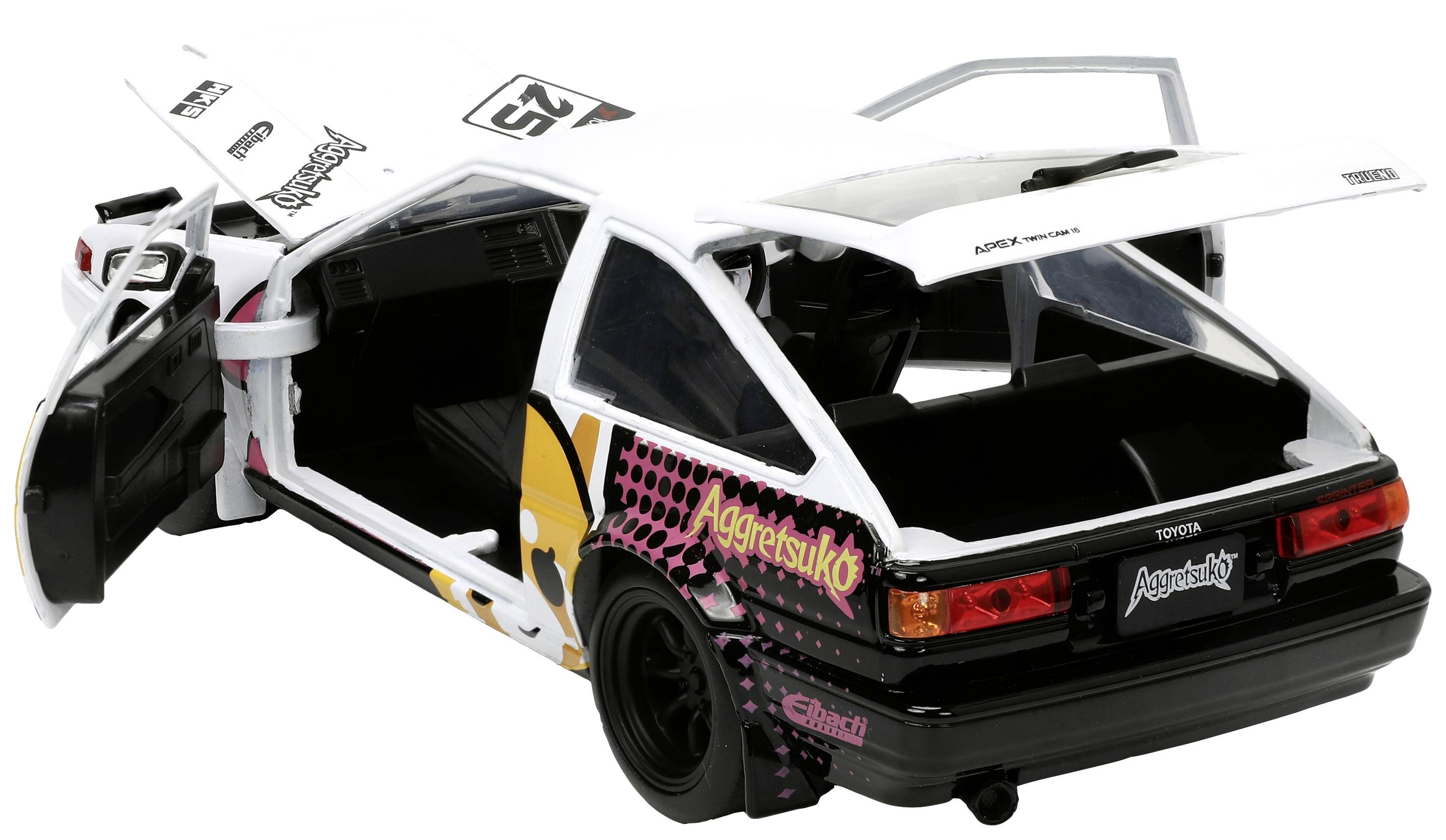 Modelik samochodu: Biały Toyota z otwieraną maską silnika i drzwiami. Naklejka z napisem 'Aggretsuko' i stylizowanym wzorem.