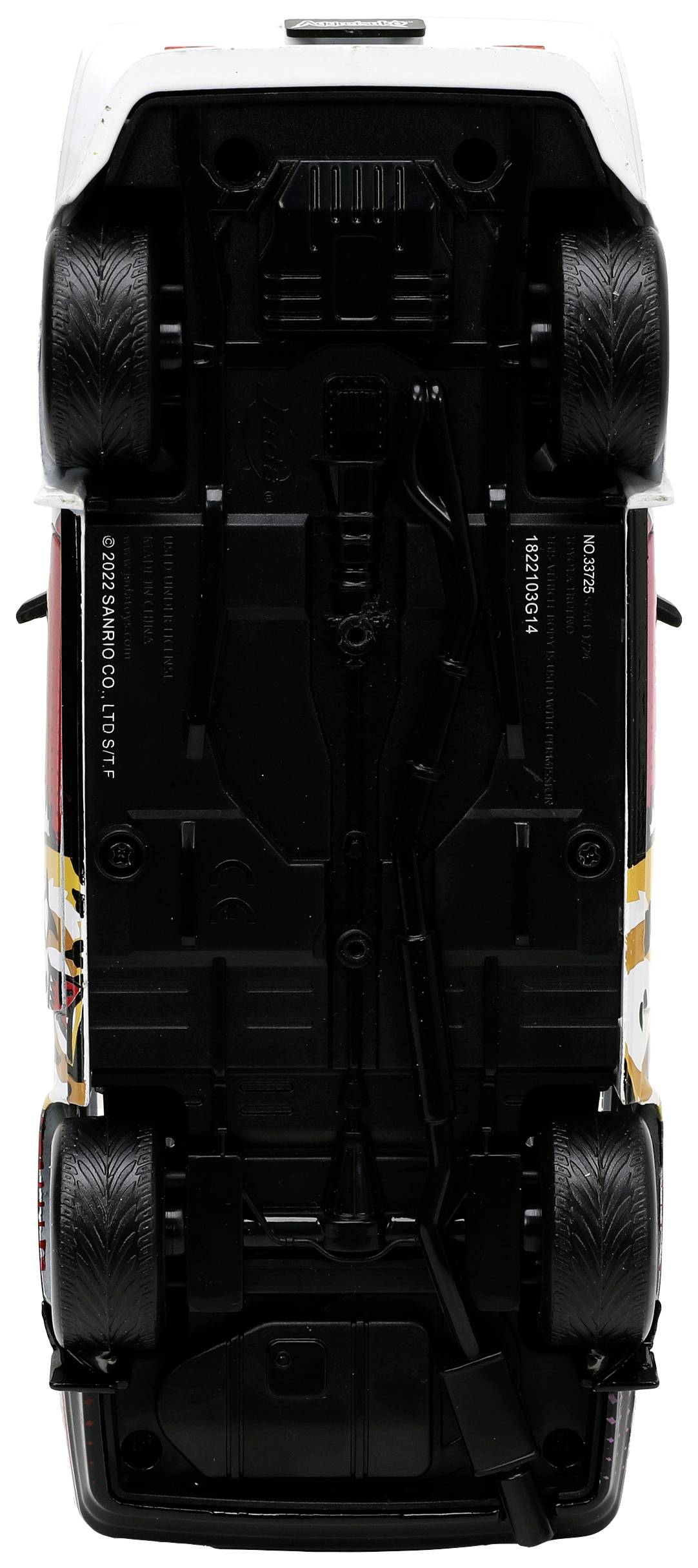 Zabawkowy samochodzik sfotografowany od spodu, ukazujący koła, podwozie i szczegóły dolnej części.