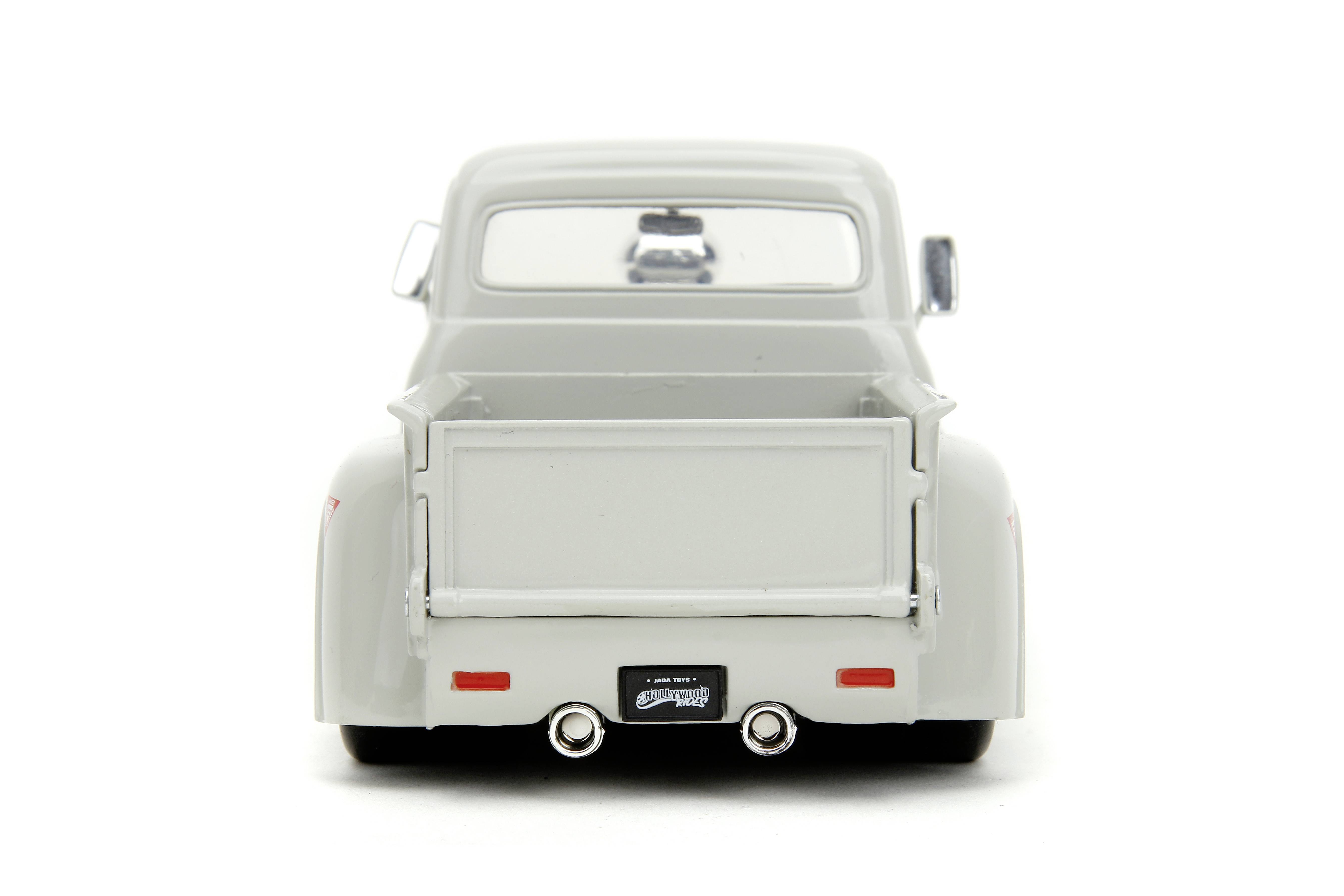 Szary model samochodu widziany od tyłu, z dwoma końcówkami układu wydechowego i szerokiej, pustej przestrzeni ładunkowej.