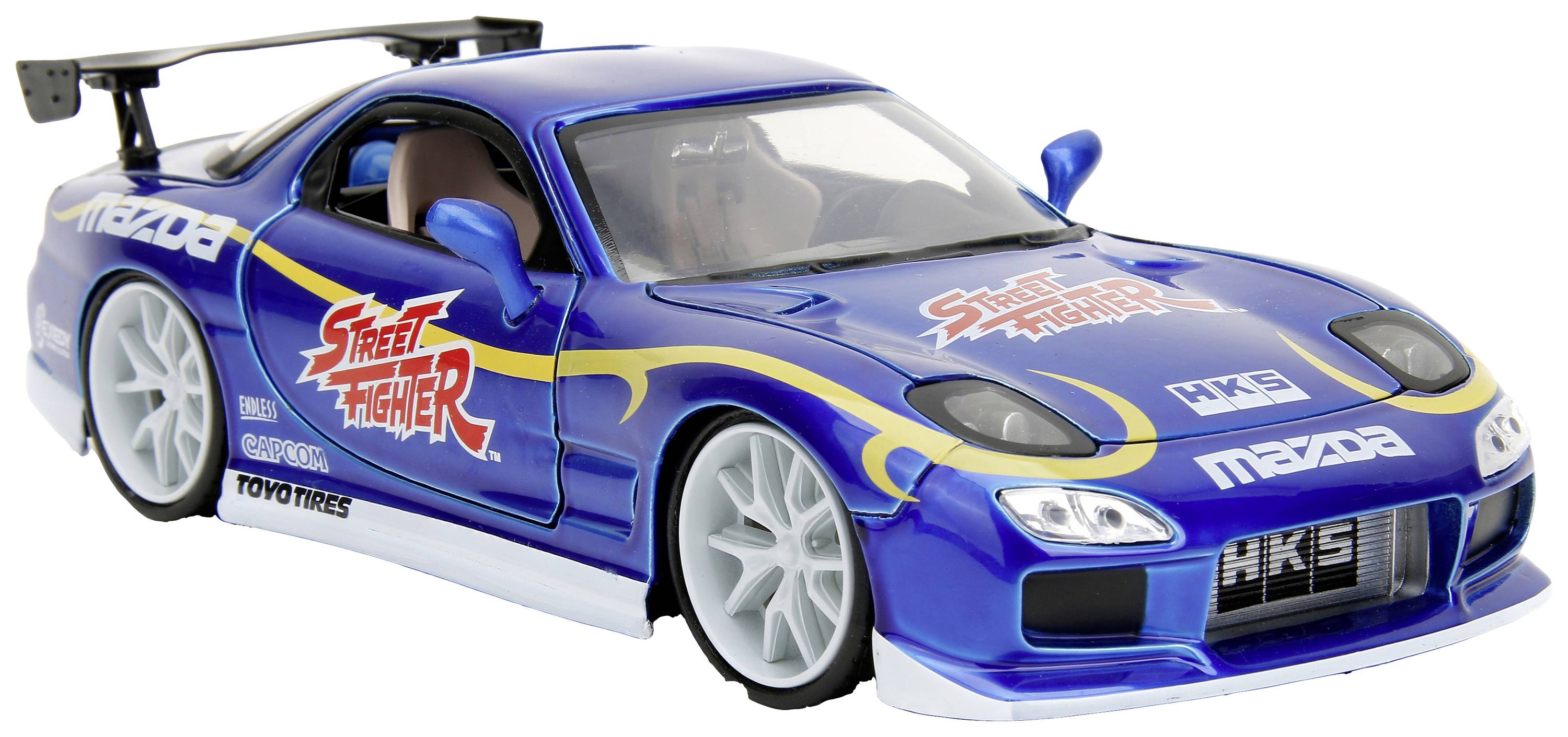 Niebieskie, sportowe autko zabawkowe z naklejkami 'Street Fighter'; widoczne logo Mazdy.