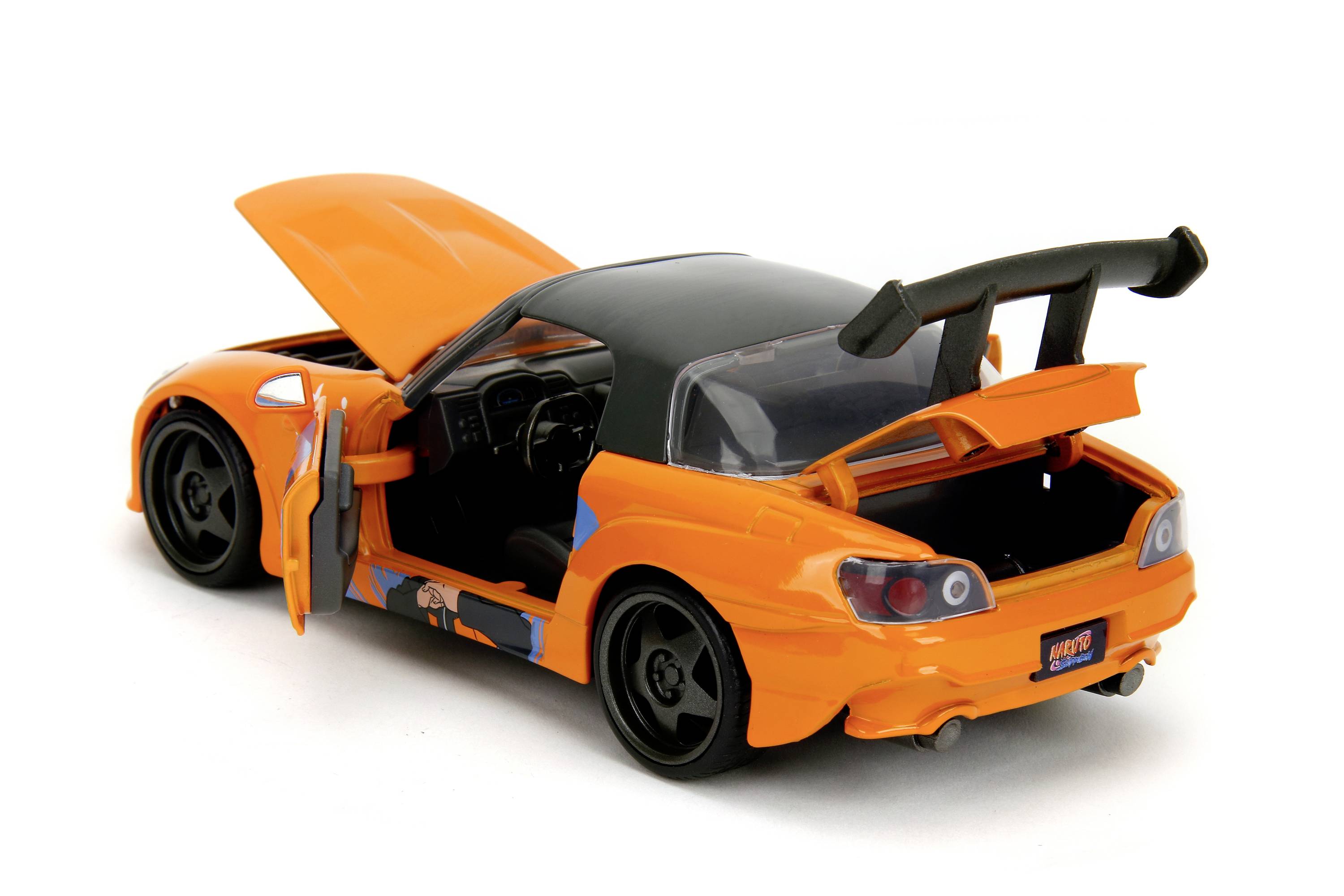 Pomarańczowy model samochodu z otwartą klapą bagażnika i maską silnika. Zabawkowy samochód posiada czarne koła i duży tylny spoiler.