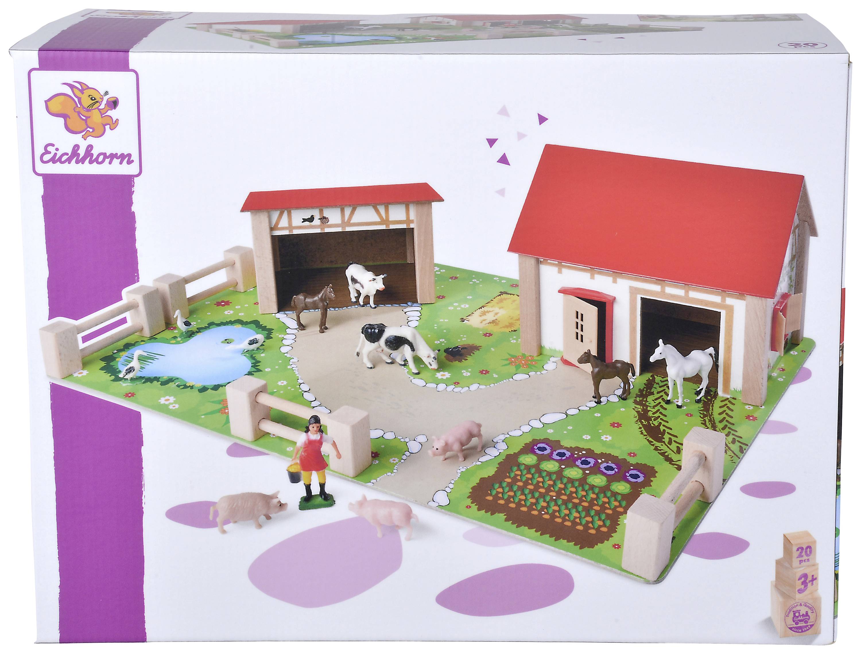 Zabawkowa farma z stajniami, płotami i figurkami zwierząt. Jedna osoba stoi obok świń. Jest podwórko, pola i staw.