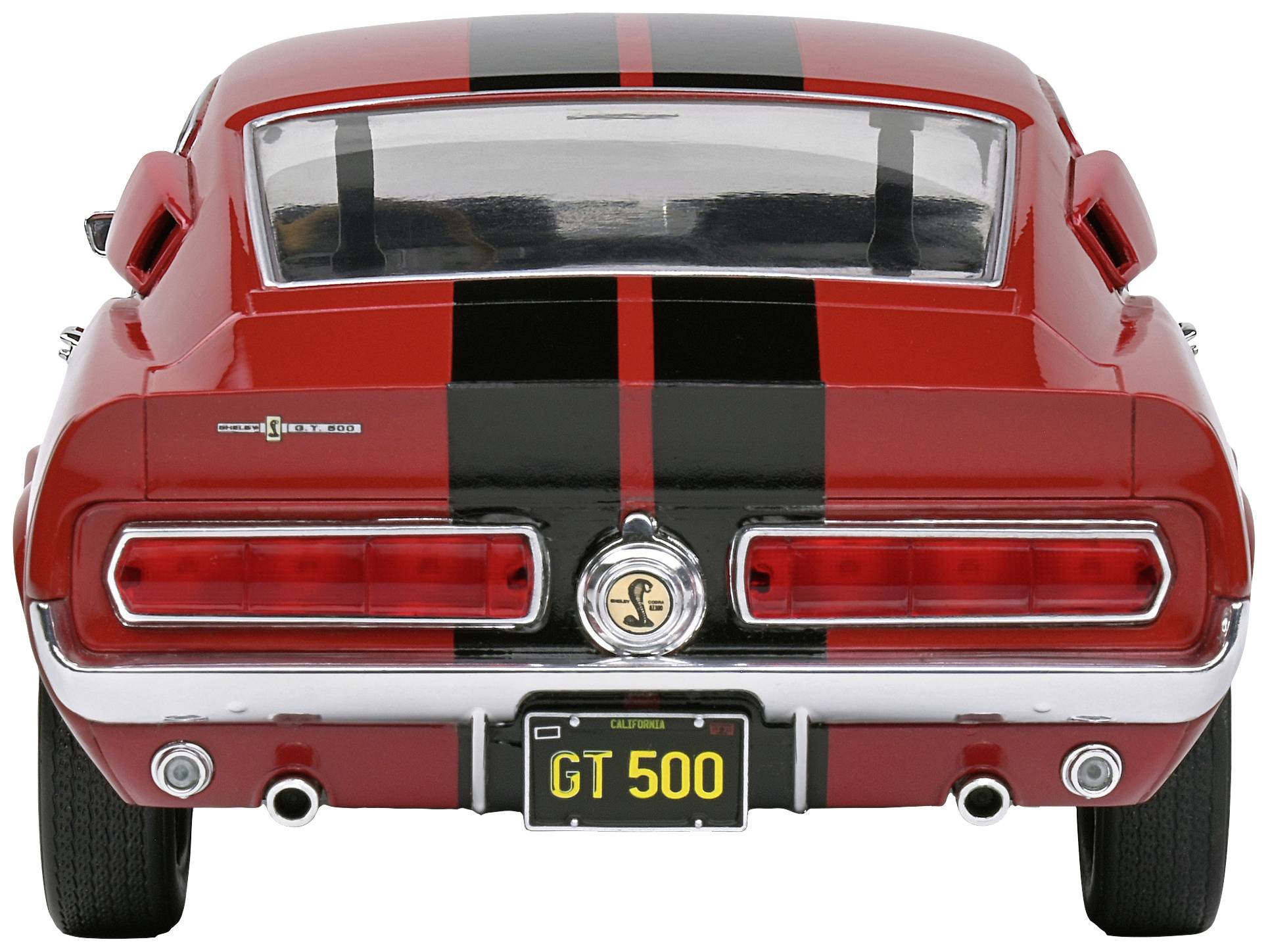 Czerwony samochód sportowy, model GT 500, z czarnymi pasami i kalifornijskim numerem rejestracyjnym, stoi zaparkowany, widziany od tyłu.