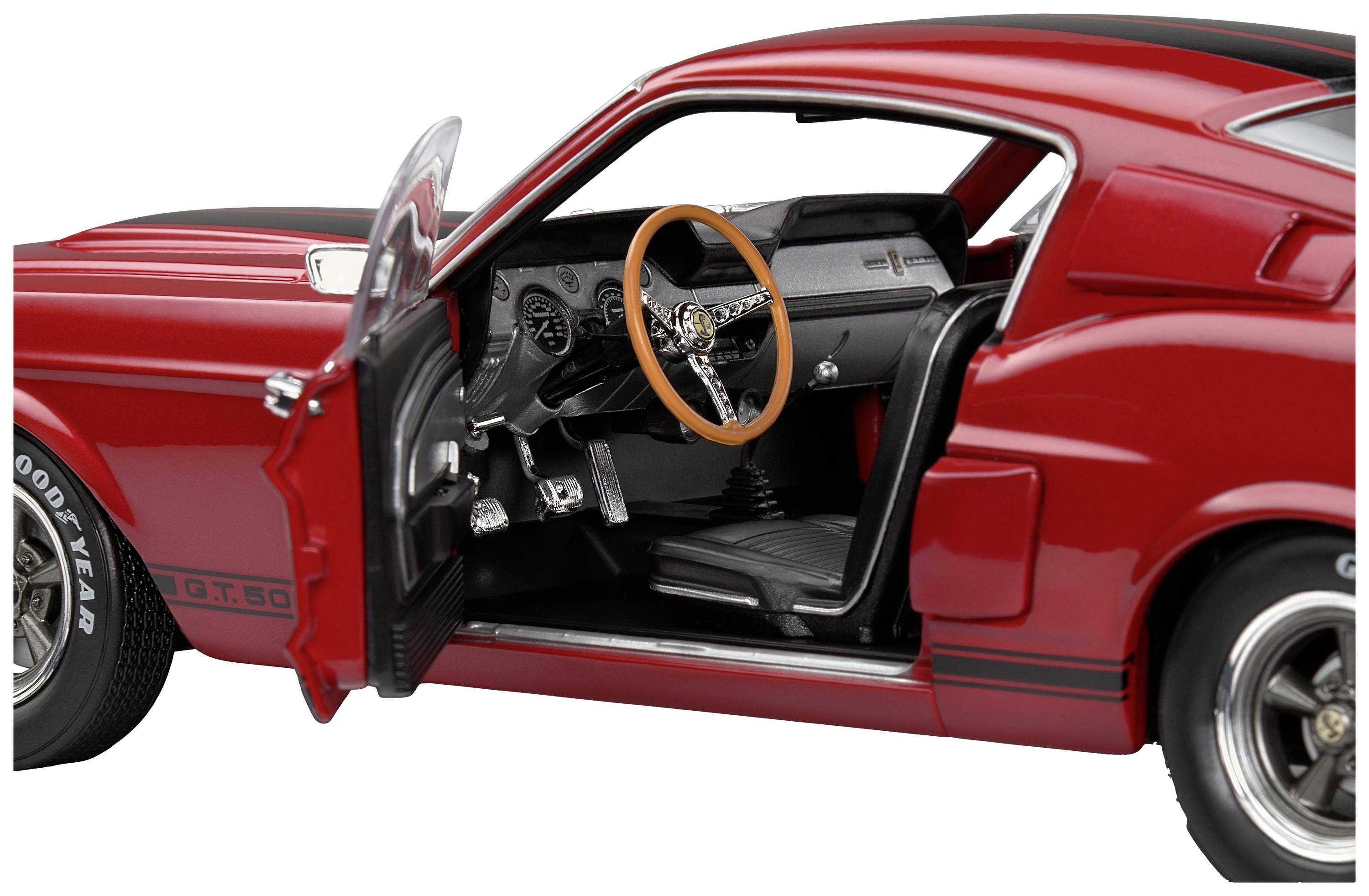 Czerwony model samochodu sportowego z otwartymi drzwiami kierowcy. Szczegółowy widok wnętrza z drewnianą kierownicą i czarnymi fotelami.