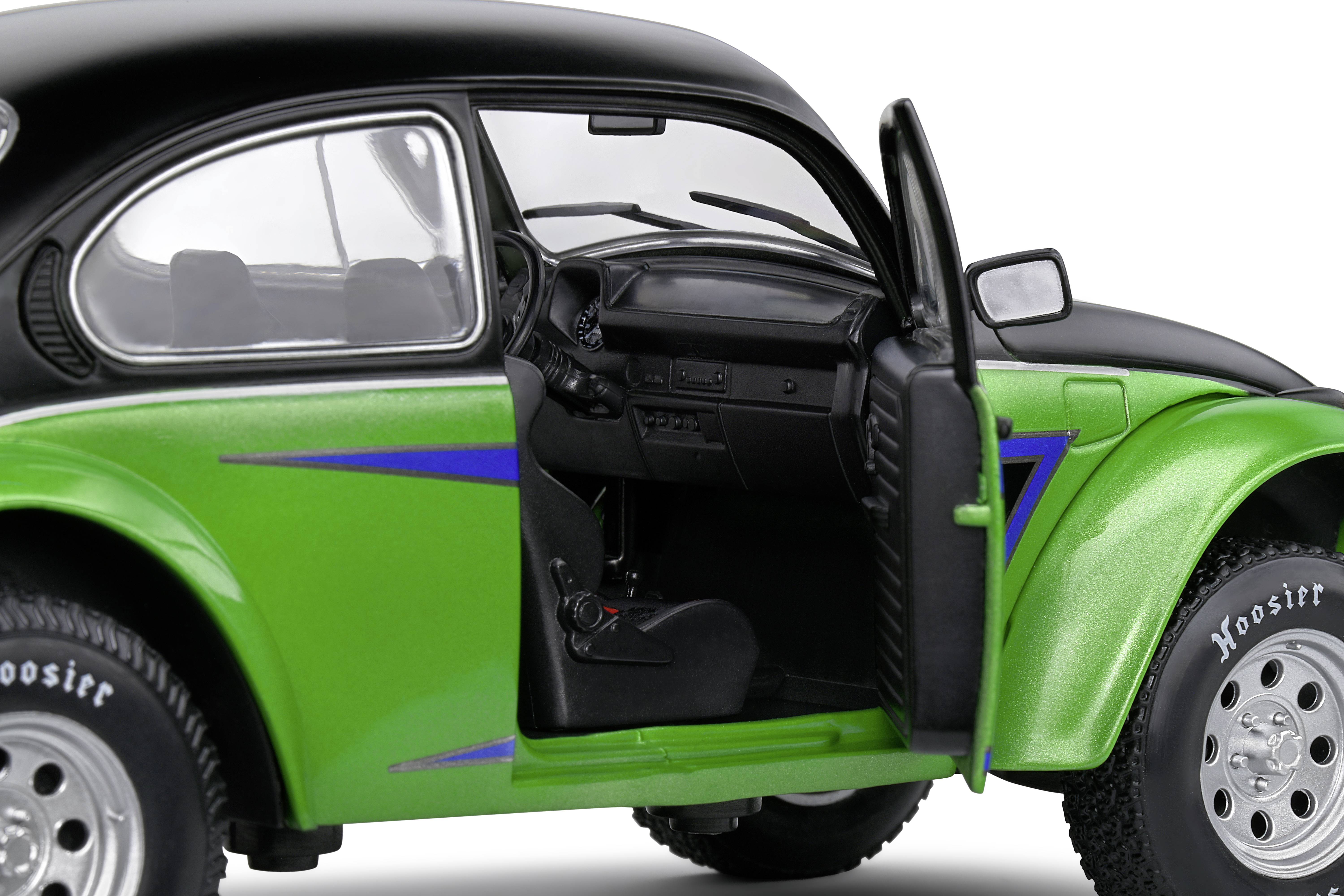 Zielony zabawkowy samochodzik w postaci volkswagena garbusa z otwartymi drzwiami, czarnym dachem i niebieskimi paskami. Prezentuje wnętrze w miniaturowej skali.