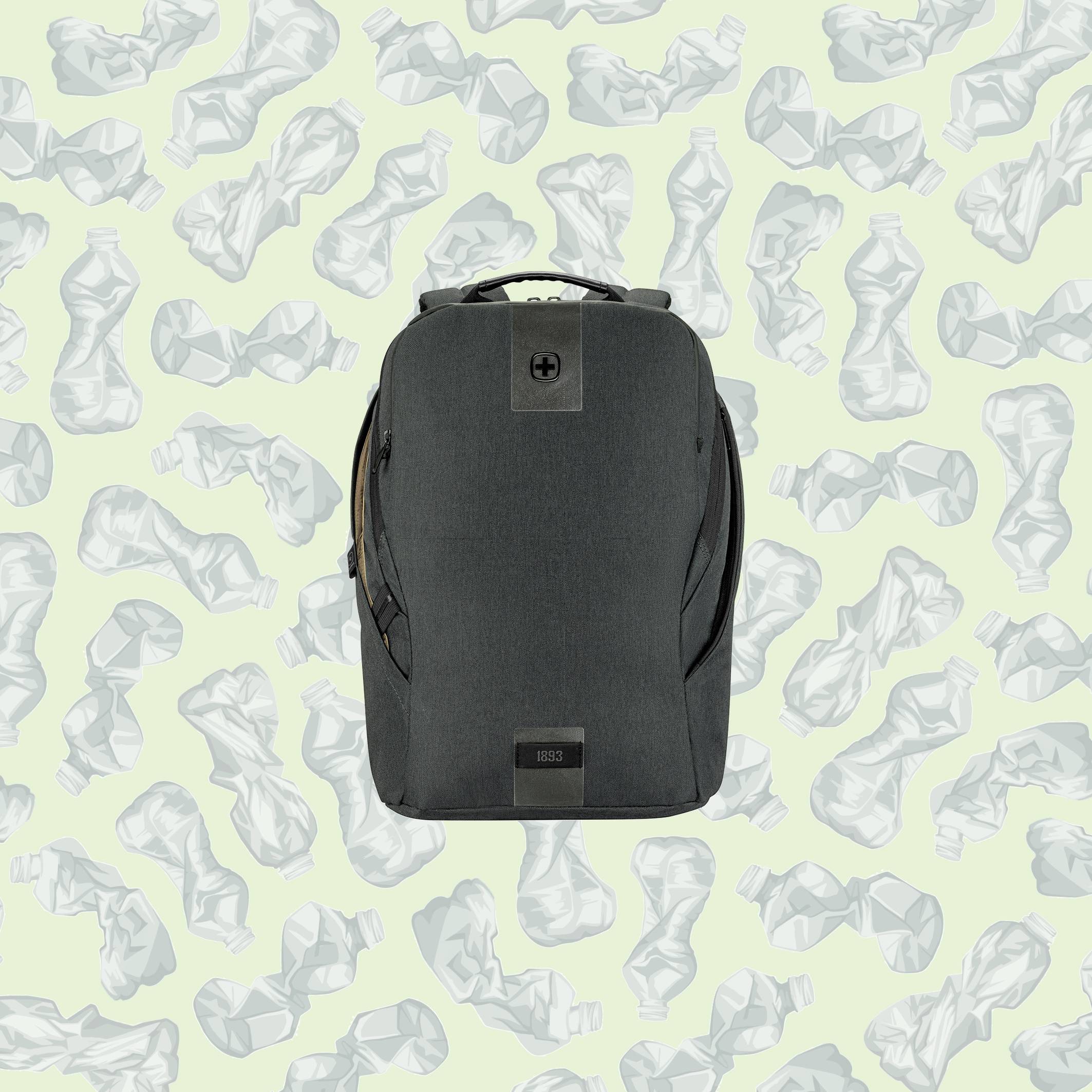 Ciemnoszary plecak wykonany z recyklingowanych butelek plastikowych, otoczony obrazami butelek plastikowych na jasnozielonym tle.