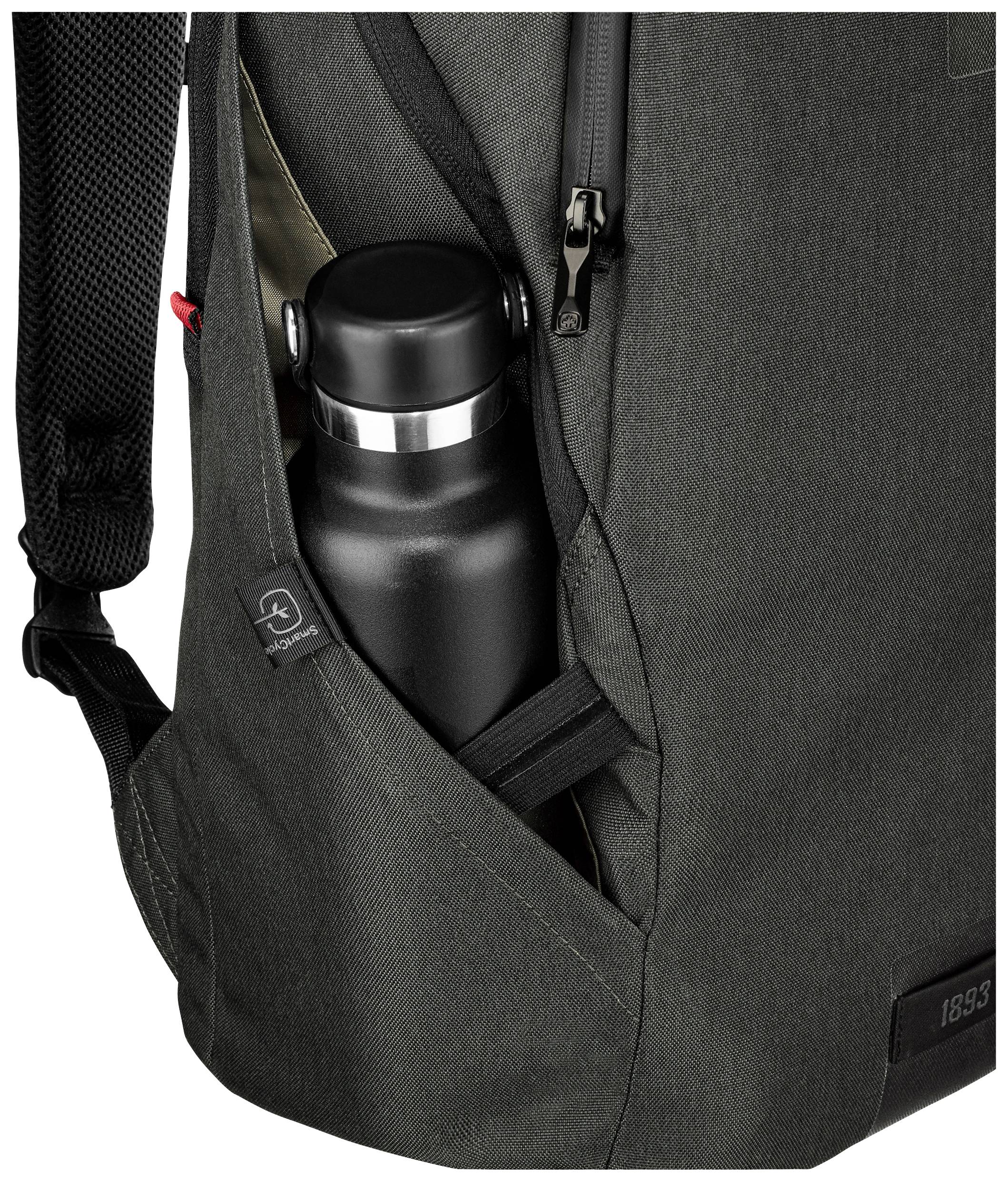 Plecak z ciemnego materiału z boczną kieszenią zamykaną na zamek błyskawiczny, która przytrzymuje czarną butelkę na wodę.