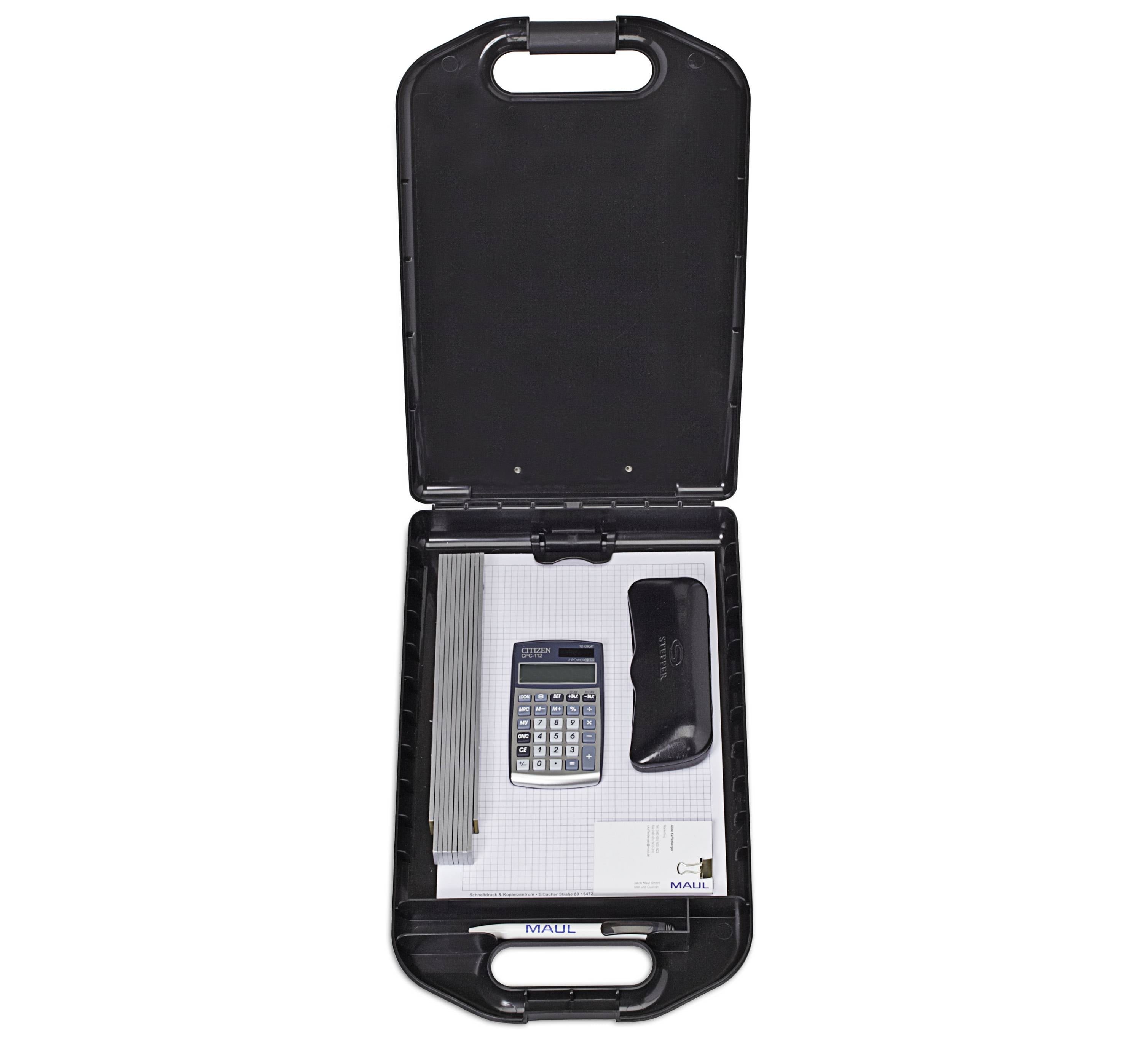 Otwarty czarno-biały aktówka z kalkulatorem, linijką i piórnikiem na kratowanym zeszycie.