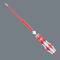 Czerwony śrubokręt z ergonomicznym uchwytem leży na szarym tle, skierowany metalowym grotem.