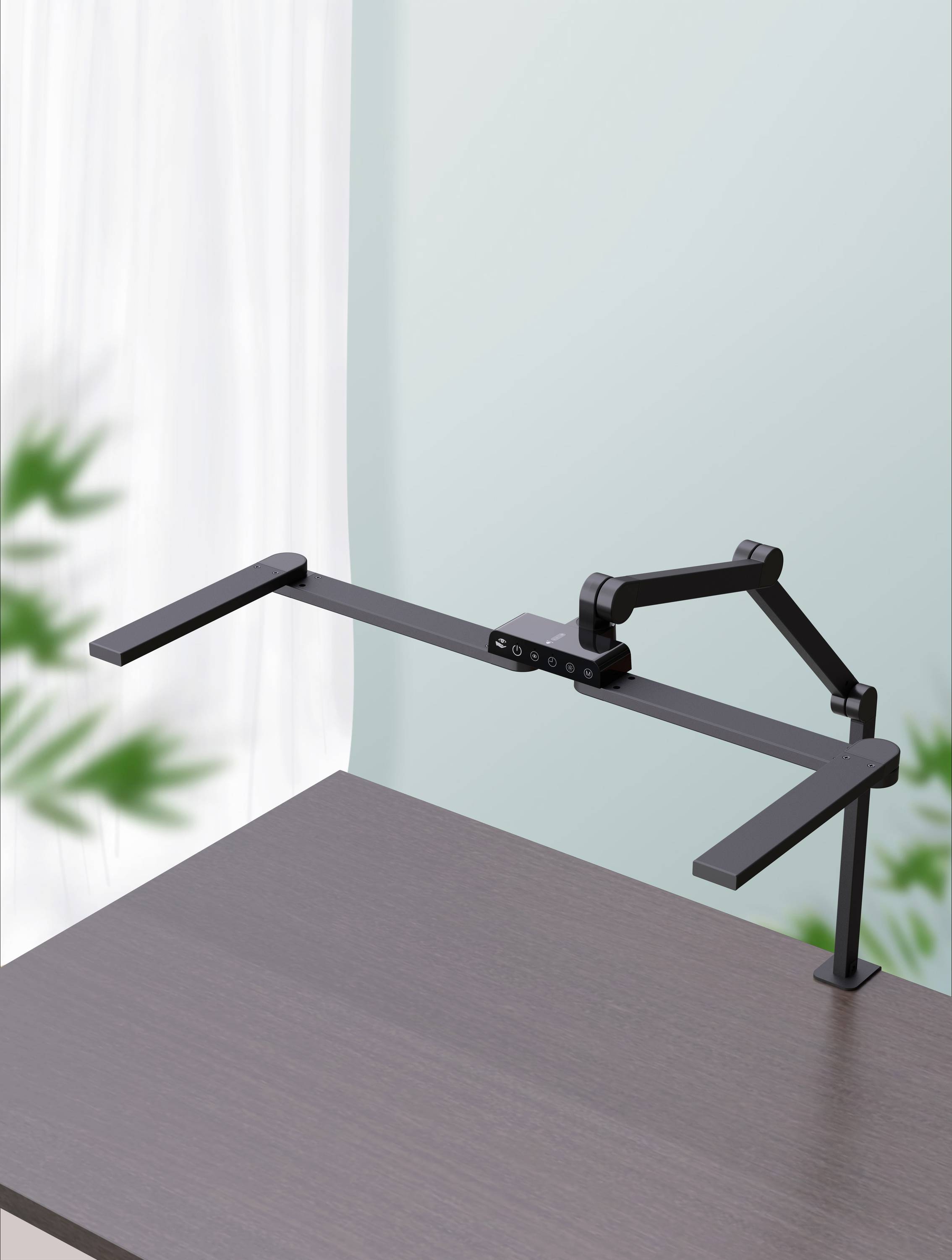 Czarny ramię monitora zamontowane na stole w minimalistycznym otoczeniu, na tle roślin i jasnej zasłony.