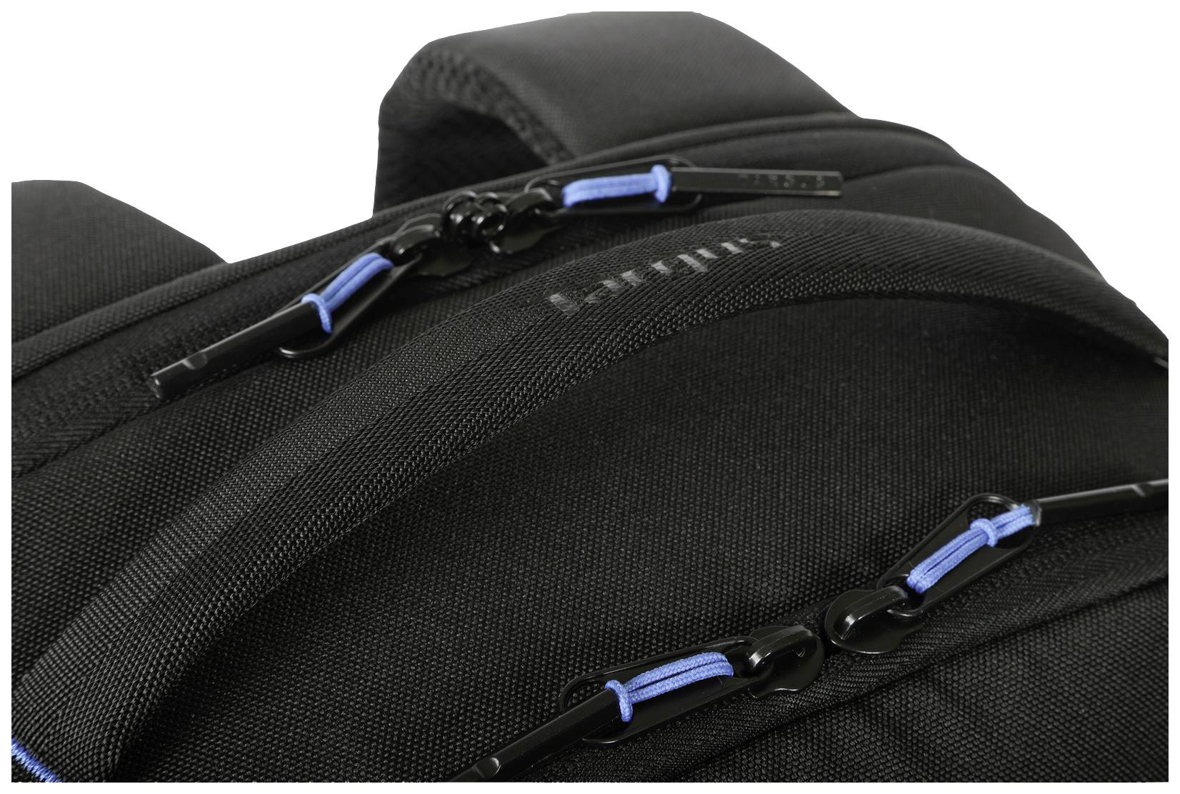 Zbliżenie czarnego plecaka z niebieskimi zamkami błyskawicznymi.