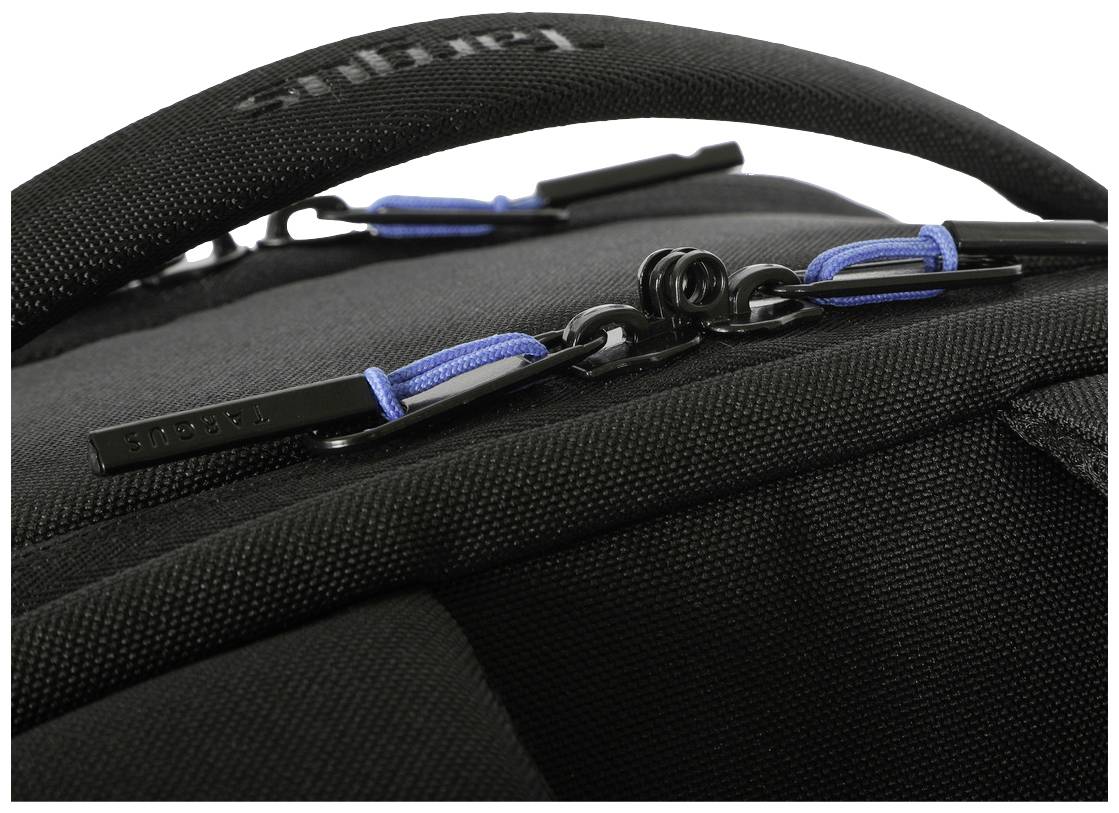 Zbliżenie czarnego plecaka z niebieskimi elementami zamków błyskawicznych oraz wyściełaną rączką.