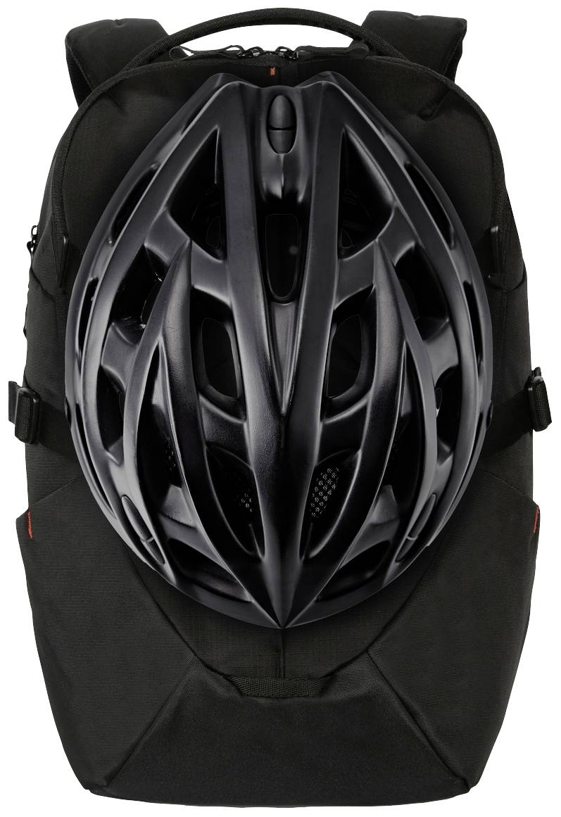 Czarny kask rowerowy jest przymocowany do czarnego plecaka.