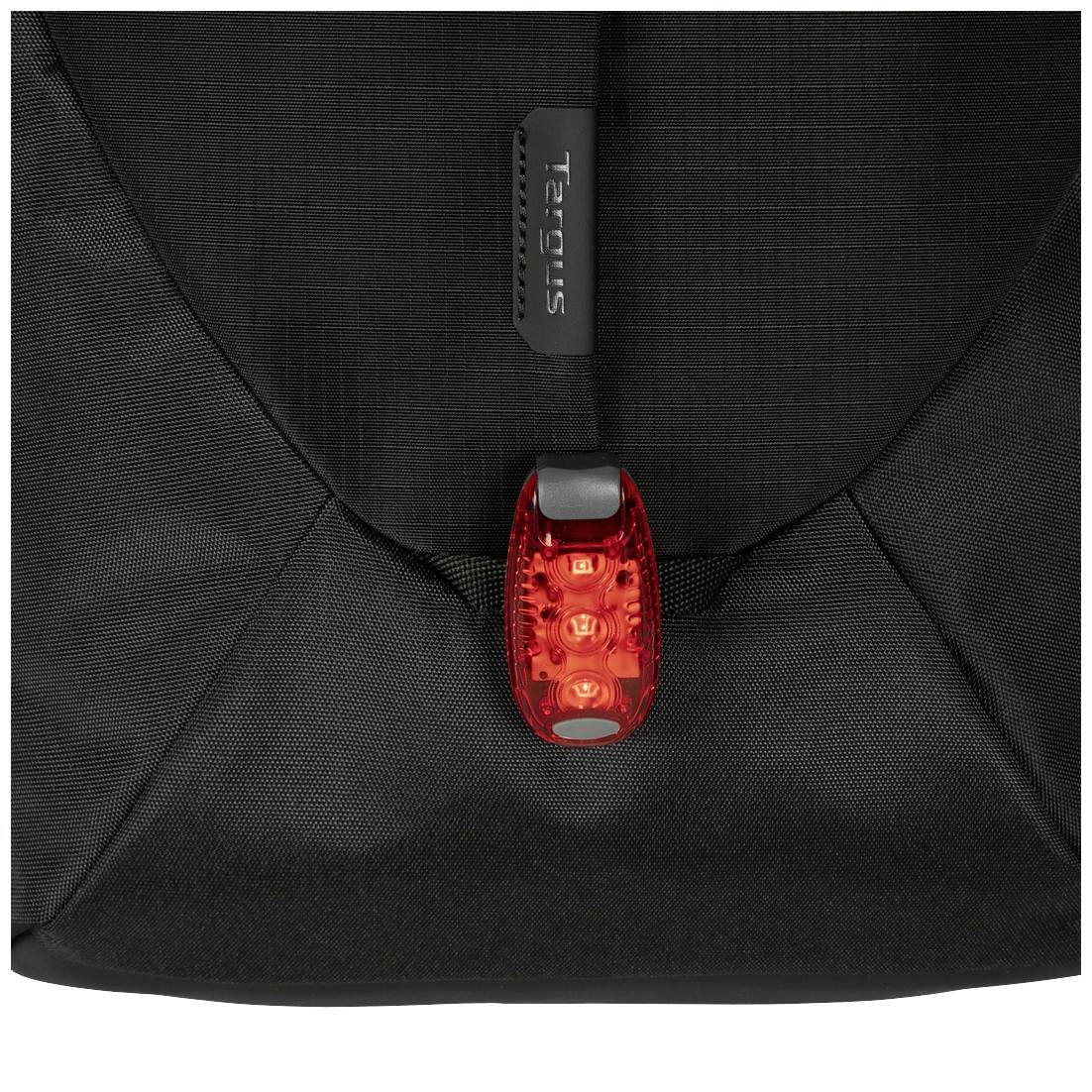 Czarny plecak z jaskrawo czerwonym światłem bezpieczeństwa, idealny dla zwiększenia widoczności w ciemności lub przy złych warunkach oświetleniowych.