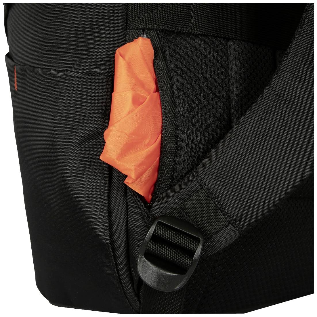 Czarny plecak z D-ringiem na jednym z pasków. Z bocznej kieszeni wystaje jaskrawo pomarańczowa kurtka.