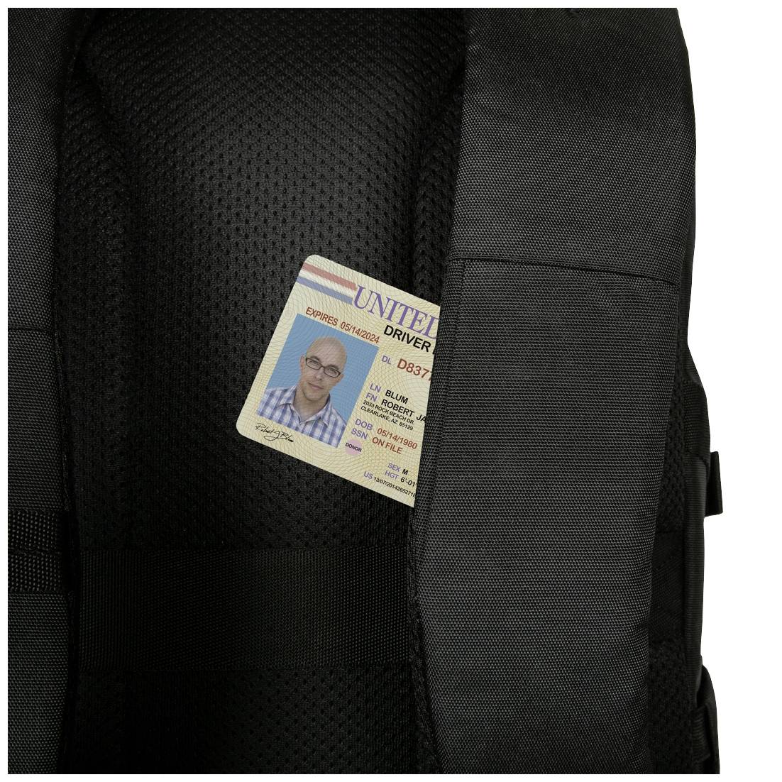 Plecak z częściowo widocznym dowodem osobistym w przedniej kieszeni. Dowód osobisty przedstawia osobę i zawiera szczegóły tekstowe.