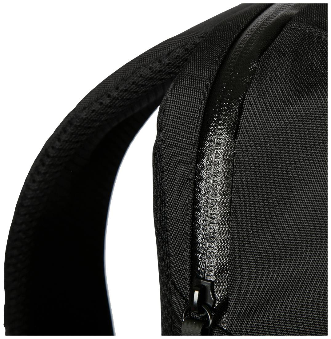 Czarny plecak z zamkiem błyskawicznym, ujęcie z bliska górnej części i paska do noszenia.
