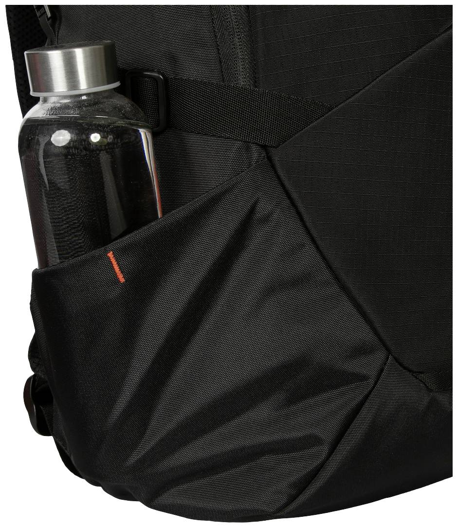 Czarna torba z wodoszczelną kieszenią boczną, która idealnie trzyma butelkę wody. Świetna do przewożenia napojów podczas podróży.