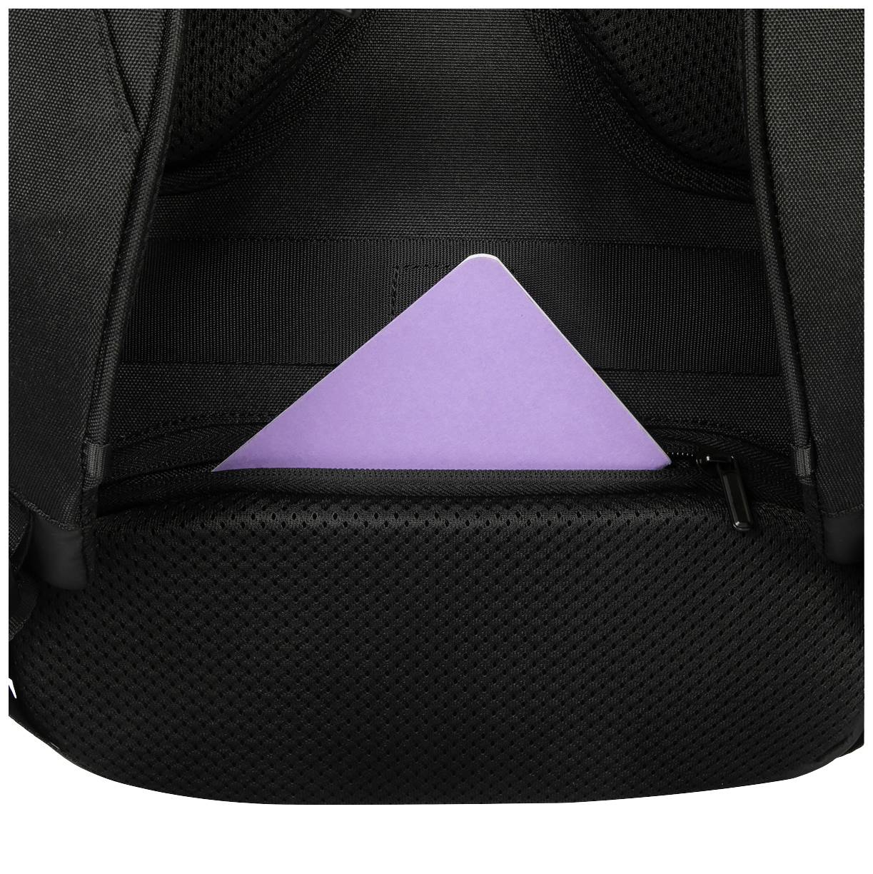 Czarny plecak z fioletową kopertą widoczną częściowo w kieszeni zamykanej na zamek błyskawiczny.