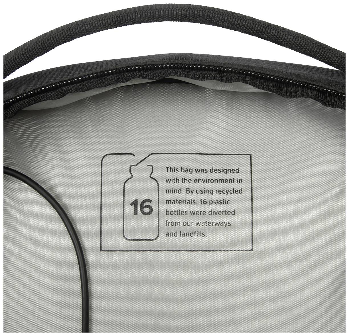 Widok wewnętrzny torby z napisem: 'Ta torba została zaprojektowana w sposób przyjazny dla środowiska. Zrecyklingowano 16 butelek plastikowych.'