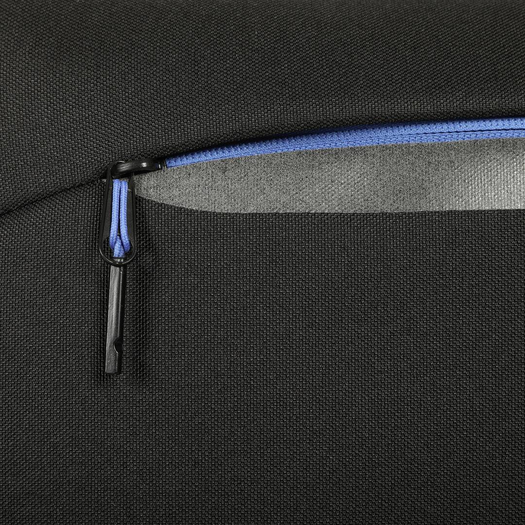 Czarna torba materiałowa z niebieskim zamkiem błyskawicznym w zbliżeniu. Zamek posiada czarny uchwyt.