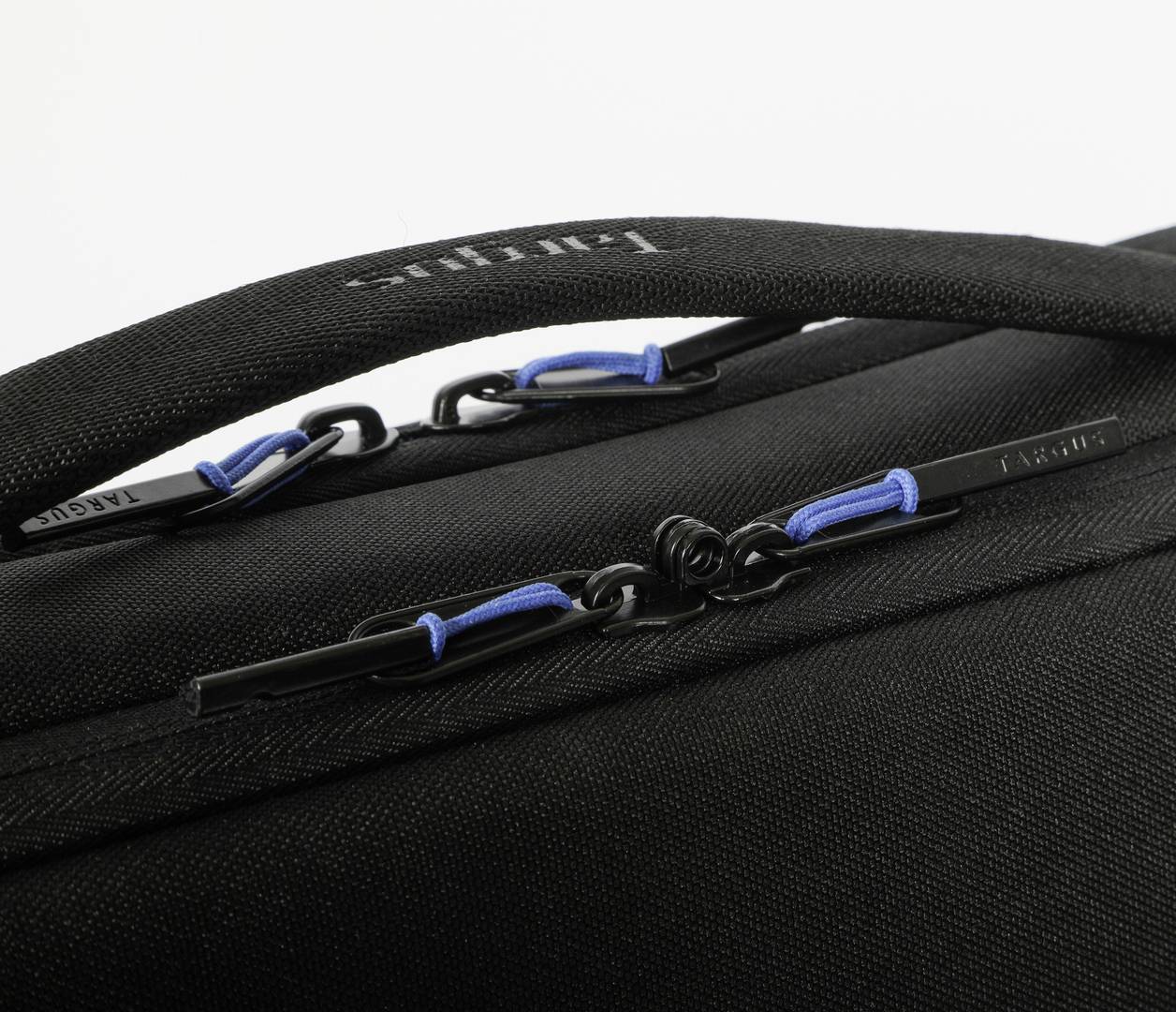 Czarna torba z niebieskim detalem zamka błyskawicznego i materiałowym uchwytem do noszenia.