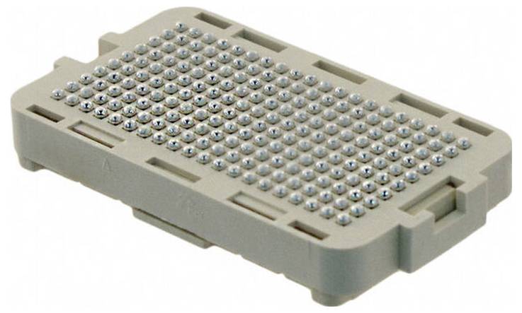 Prostokątny złącze z wieloma małymi metalowymi pinami, używane do połączeń elektronicznych lub interfejsów.
