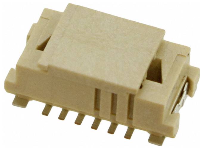 Złoty złącze micro USB z wieloma stykami, używane w urządzeniach elektronicznych, pokazane z ukośnego widoku z góry.