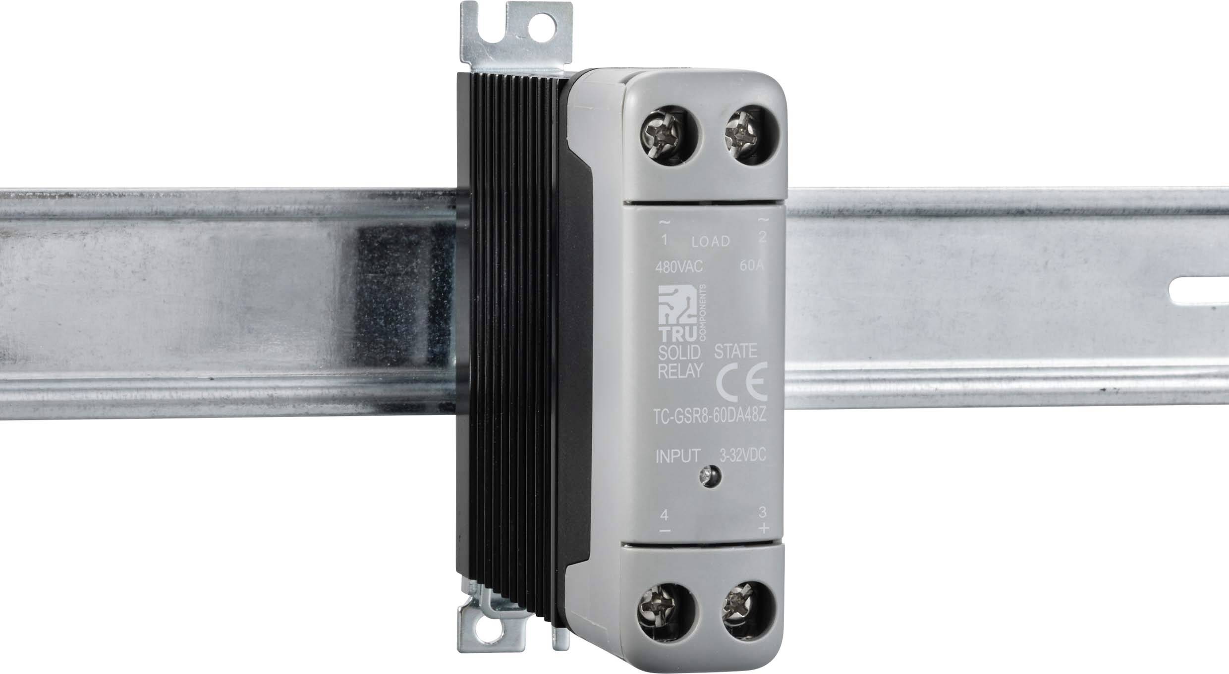 Przekaźnik półprzewodnikowy (SSR) zamontowany na szynie metalowej. Jest przeznaczony do sterowania obciążeniami elektrycznymi w zastosowaniach przemysłowych.