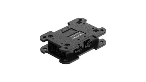 Czarny, prostokątny element z wieloma możliwościami podłączenia, prawdopodobnie moduł elektroniczny służący do łączenia przewodów.