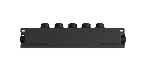 Czarna rama mocująca z pięcioma okrągłymi złączami na górze, przeznaczona do zarządzania okablowaniem w szafach serwerowych.