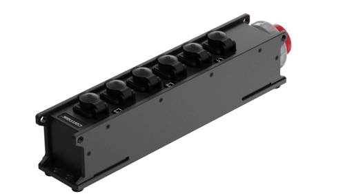 Czarny, prostokątny rozdzielacz z sześcioma gniazdami i czerwonym złączem na końcu.