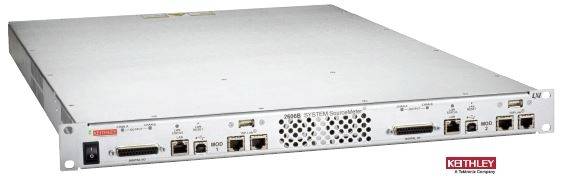 Płaskie, prostokątne urządzenie elektroniczne z wieloma portami przyłączeniowymi z przodu jest przedstawione na białej powierzchni.