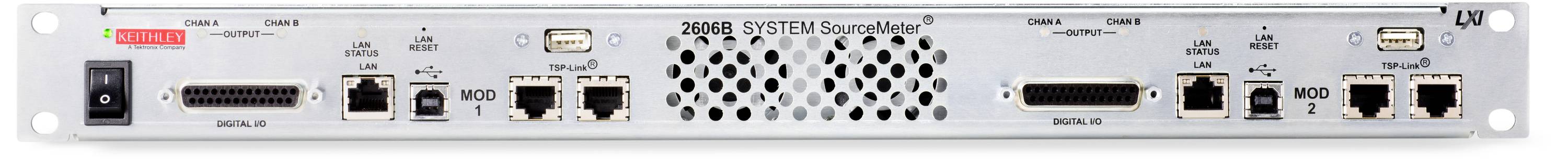 Srebrne urządzenie rack z wieloma portami, w tym USB i sieciowymi, oraz otworami wentylacyjnymi pośrodku.