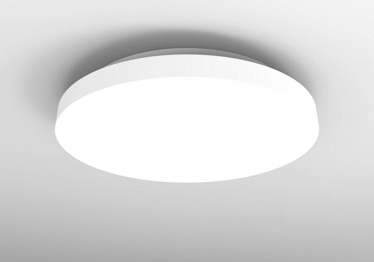 Okrągła, biało świecąca lampa sufitowa na szarym tle, umieszczona centralnie.