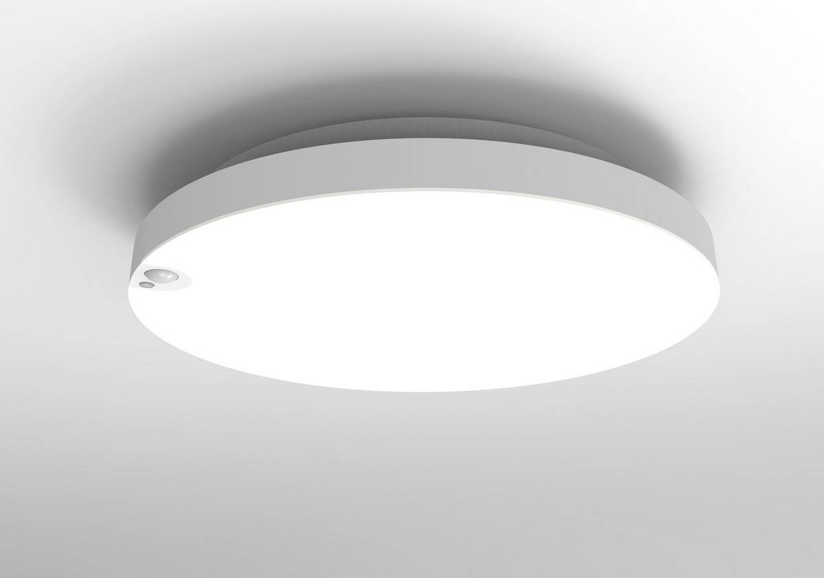 Okrągła, płaska lampa sufitowa o prostym, nowoczesnym designie. Zapewnia jasne, równomierne oświetlenie, idealna do salonu lub biura.