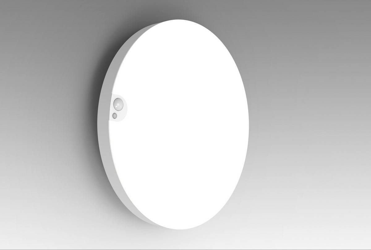 Okrągły, biały kinkiet na szarym tle, z zintegrowanym czujnikiem ruchu po lewej stronie.