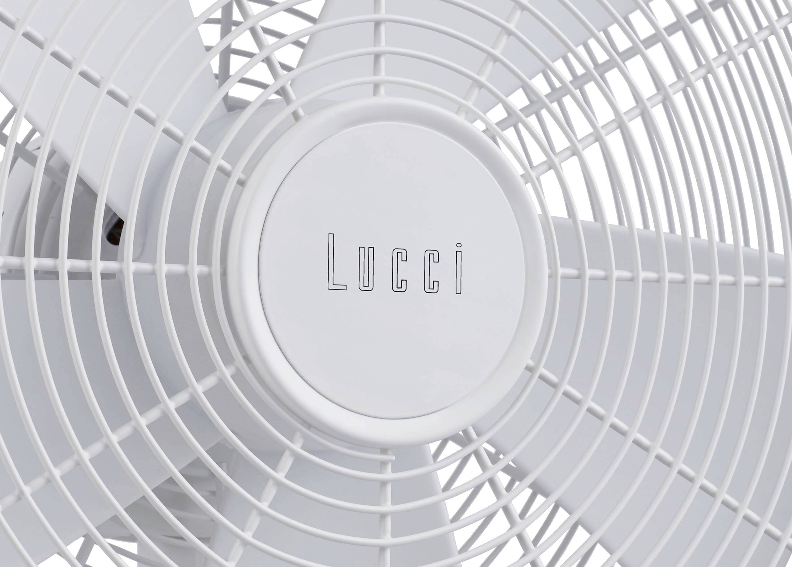 Zbliżenie wentylatora z białymi łopatkami wirnika i napisem 'Lucci' pośrodku.