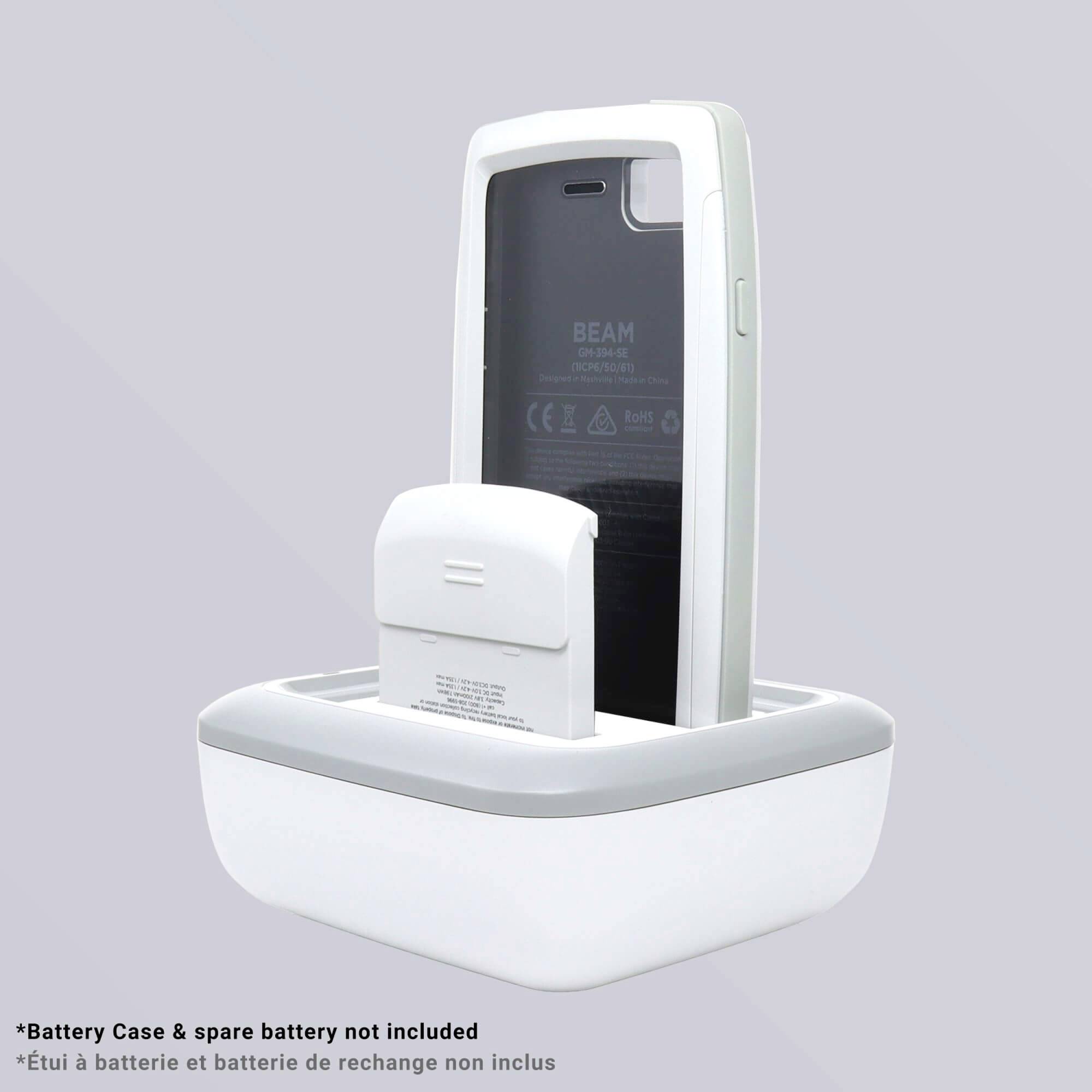 Komora baterii i akumulator zapasowy w stacji ładującej urządzenia mobilnego. Nadruk 'Obudowa baterii i akumulator zapasowy nie są dołączone'.