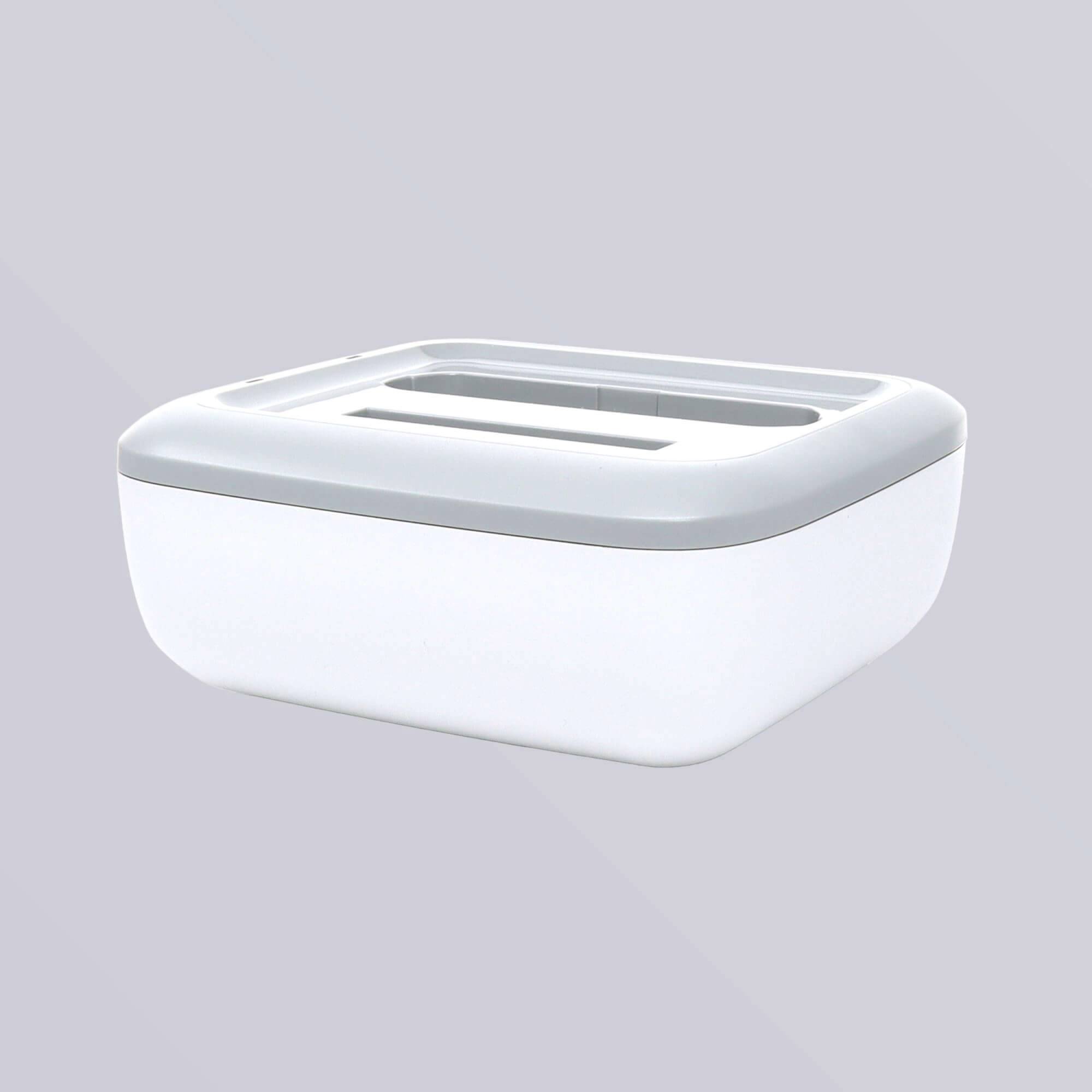 Biała plastikowa skrzynka z szarą pokrywką, o zaokrąglonym kształcie, na szarym tle. Idealna do przechowywania małych przedmiotów.