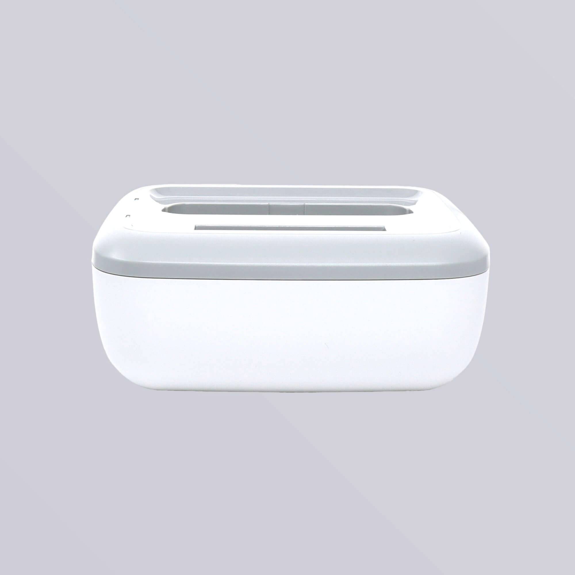 Biały, prostokątny pojemnik o zaokrąglonych krawędziach z otwartą szczeliną u góry, umieszczony na neutralnym tle.