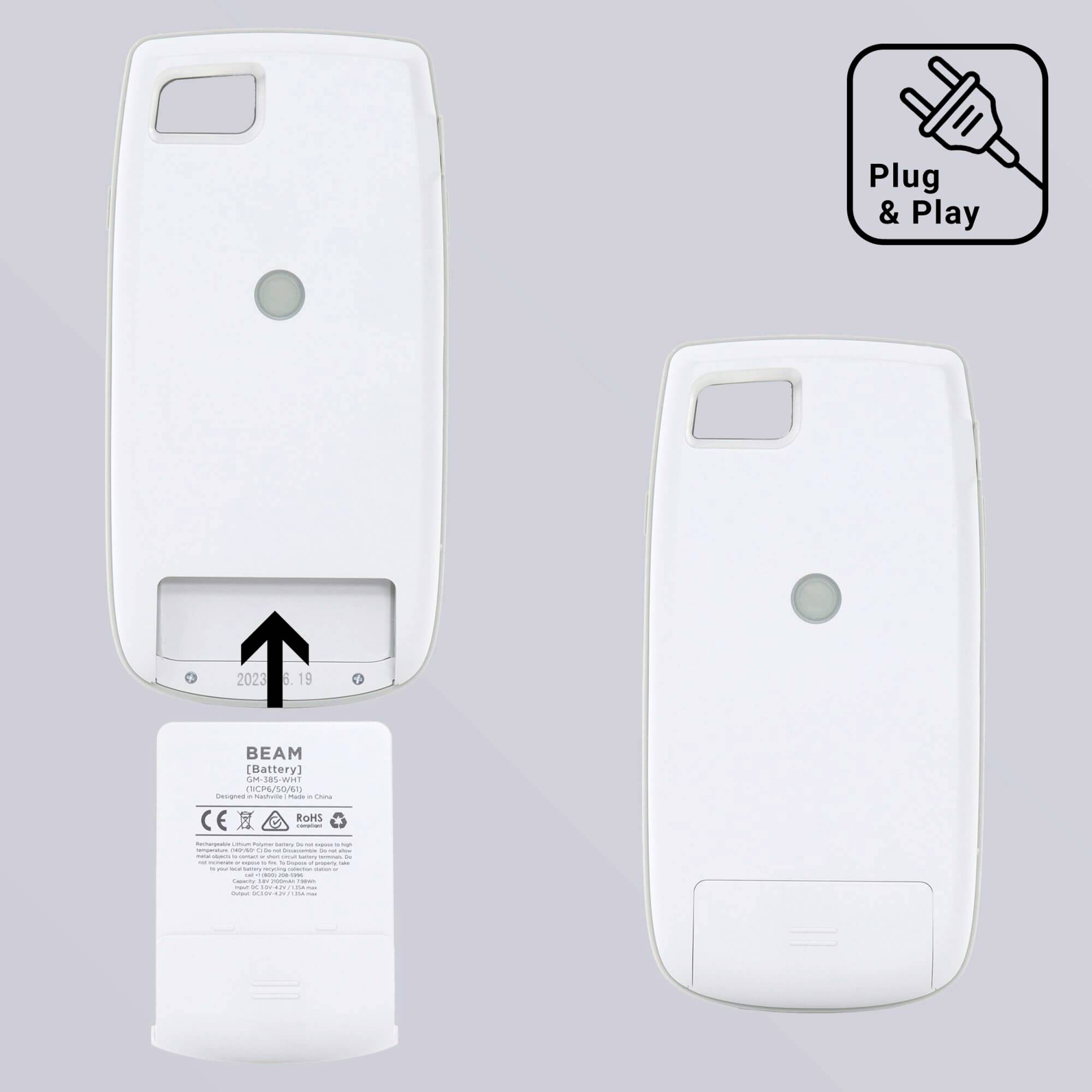 Dwa białe urządzenia z symbolem 'Plug & Play' w prawym górnym rogu. Jedno z nich pokazuje strzałkę wskazującą kierunek baterii w górę.