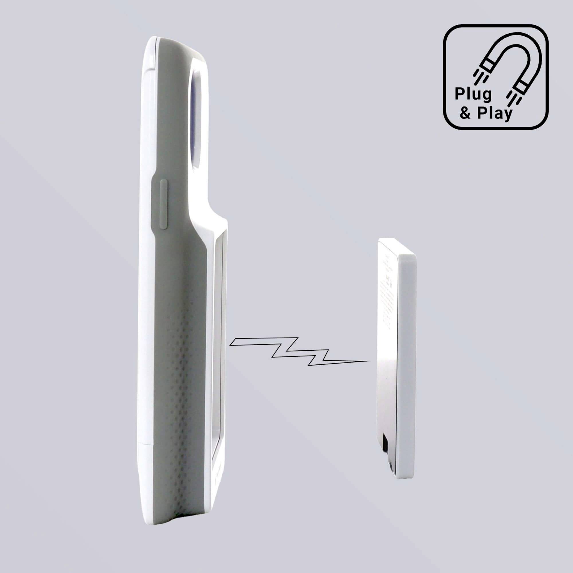 Przenośne, białe urządzenie zostaje podłączone bezprzewodowo za pomocą adaptera. W prawym górnym rogu widoczny jest symbol 'Plug & Play'.