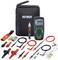 Zestaw multimetru, miernika napięcia, przewodów i akcesoriów na białym tle.