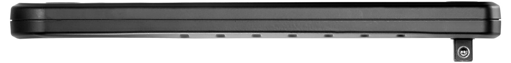 Widok z boku na zamknięty laptop z wystającym złączem po prawej stronie.